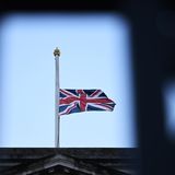 Die britische Flagge hängt nach dem Tod der Queen auf Halbmast.