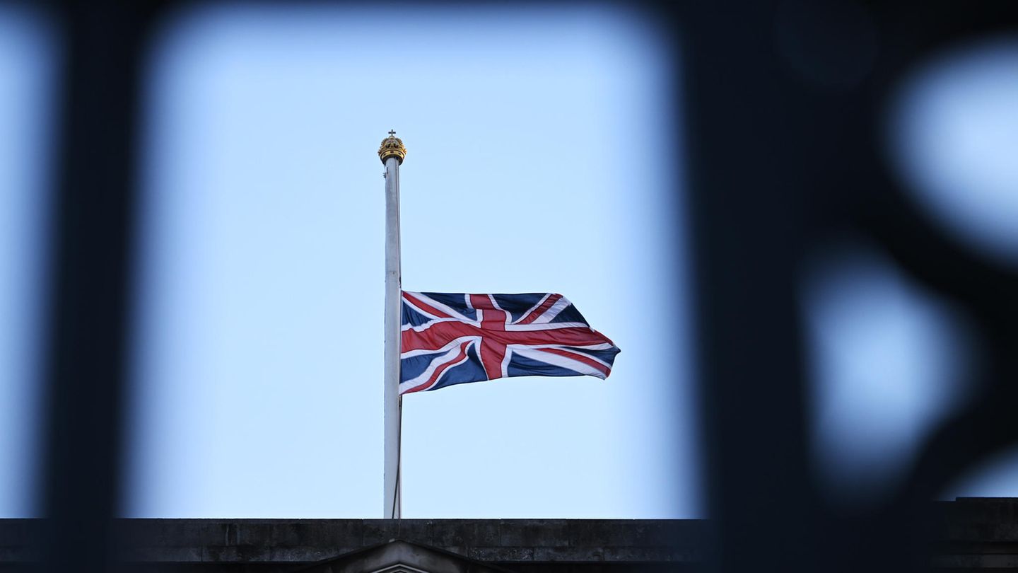Die britische Flagge hängt nach dem Tod der Queen auf Halbmast.