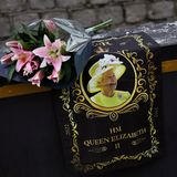 Die Menschen legen Trauerfahnen am Buckingham Palast ab.