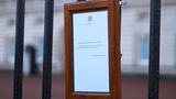"Die Queen ist tot" – diese Botschaft ist jetzt auch vor den Toren des Buckingham Palastes zu lesen.