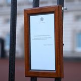 "Die Queen ist tot" – diese Botschaft ist jetzt auch vor den Toren des Buckingham Palastes zu lesen.
