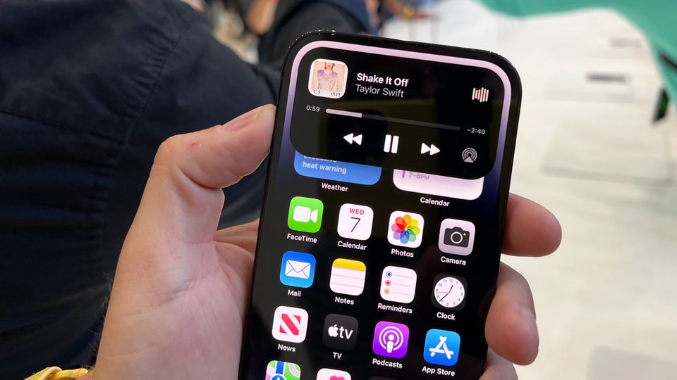 Tippt man die Zusatzinfos auf, klappt sich die Dynamic Island aus und zeigt auf dem iPhone 14 Pro mehr Informationen
