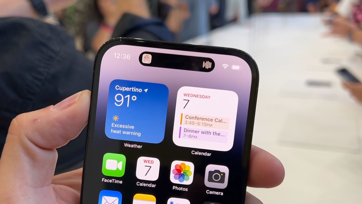 Die Aussparung für die Kamera wird beim iPhone 14 Pro mit Zusatzinformationen vom Apps flankiert, der sogenannten Dynamic Island