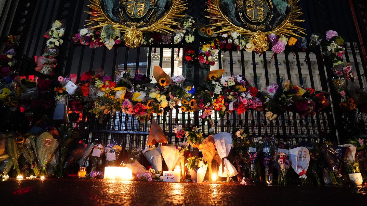 Blumen- und Lichtermeer an den Pforten des Buckingham Palace