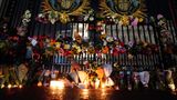 Blumen- und Lichtermeer an den Pforten des Buckingham Palace