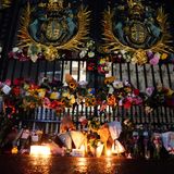 Blumen- und Lichtermeer an den Pforten des Buckingham Palace