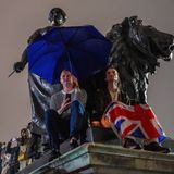 Die treuen Briten haben sich vor dem Buckingham Palace versammelt