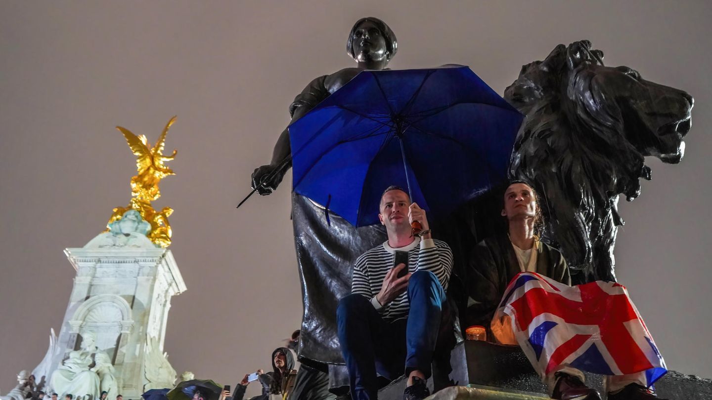Die treuen Briten haben sich vor dem Buckingham Palace versammelt