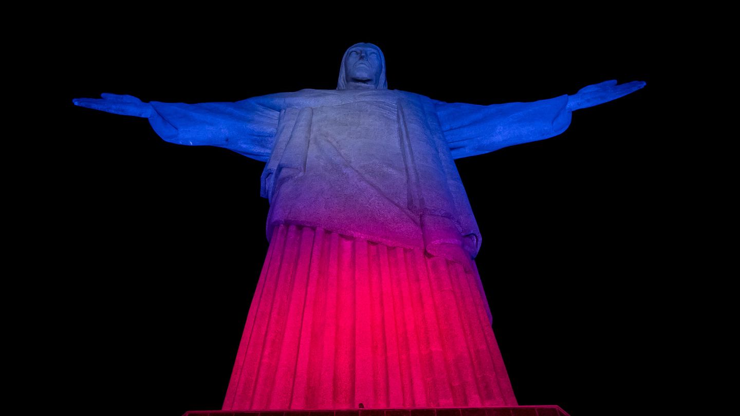 Die Christus-Erlöser-Statue in Rio de Janeiro leuchtet