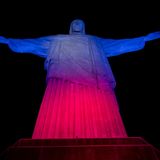 Die Christus-Erlöser-Statue in Rio de Janeiro leuchtet