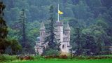 Die Flagge mit dem königliche Wappen Schottlands weht über Schloss Balmoral auf Halbmast