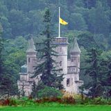 Die Flagge mit dem königliche Wappen Schottlands weht über Schloss Balmoral auf Halbmast