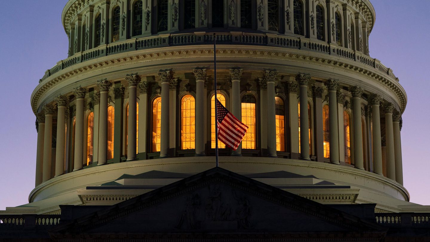 Die amerikanische Flagge weht auf Halbmast über dem US-Kapitol