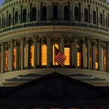 Die amerikanische Flagge weht auf Halbmast über dem US-Kapitol