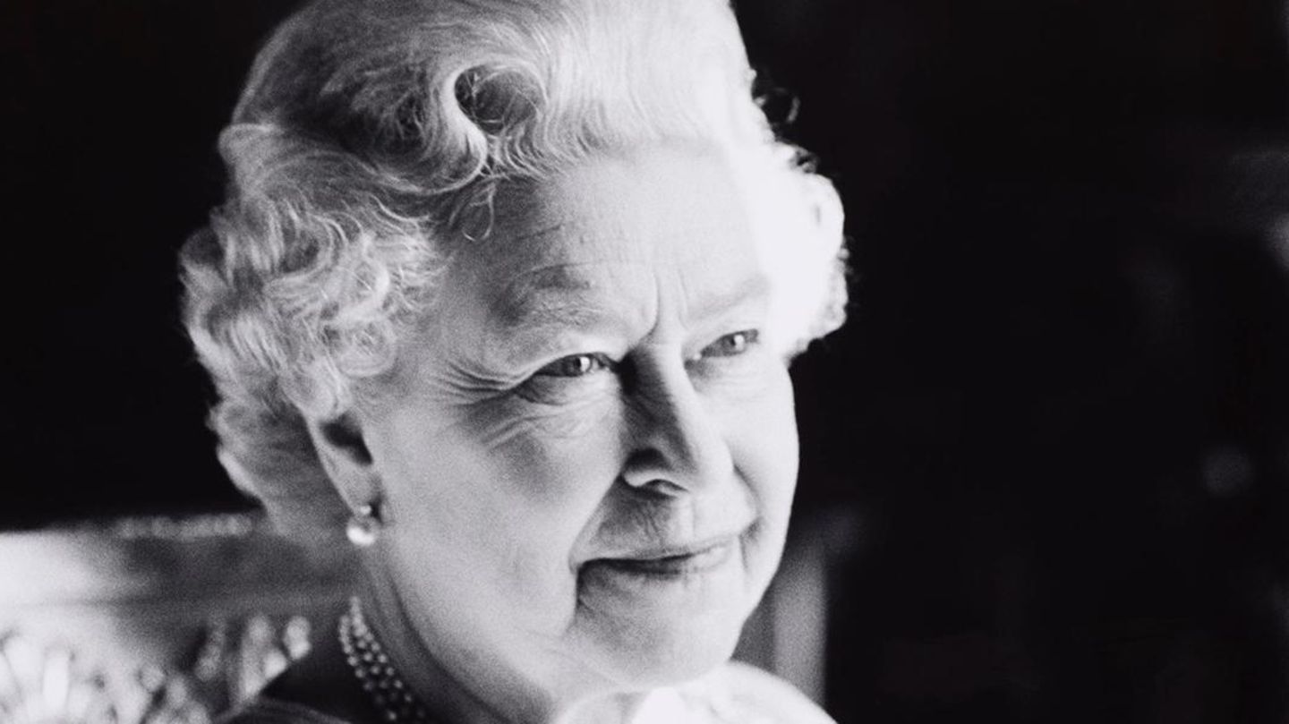 Queen Elizabeth II: Book of condolences open: Royal family website back online
