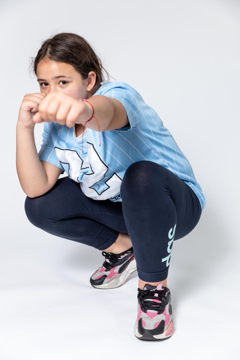Nicole, 12: "Das Shirt habe ich mir selbst gekauft von meinem Ersparten. Wenn mir etwas fehlt, will ich nicht meine Mutter fragen, sie braucht das Geld für Nahrung und Babysachen. Zehn Euro Taschengeld im Monat reichen mir, mit viel Geld kann ich eh nichts anfangen. Wir bekommen eben nicht alles auf einmal."