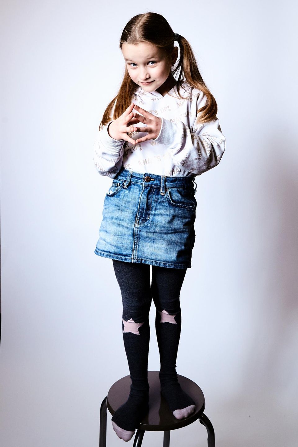 Ulyana, 8: "Das Shirt ist schön, mit goldenen Buchstaben drauf. Da steht ‚What’s Up‘ drauf. Es ist etwas zu groß, aber sehr schön. Das habe ich von der Arche ­bekommen. Nette Menschen haben das gespendet. Ich wäre gern eine Fee. Eine Fee ist klein und groß, kann fliegen, dann kann ich mich verstecken, wenn mich jemand ärgert."