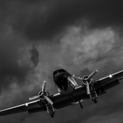 Eine DC-3 im Landeanflug
