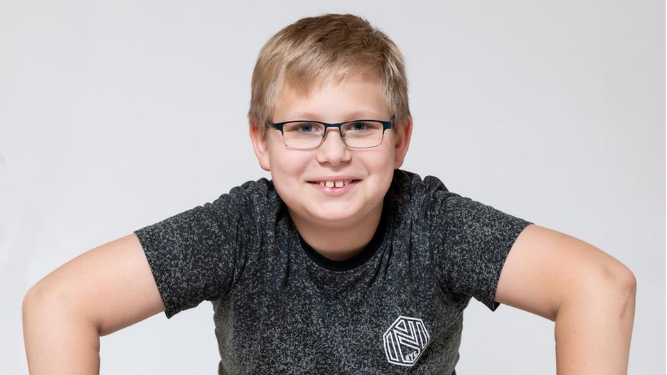 Wie Kinder unter Armut leiden: Chris, 11: "Da wir gerade etwas weniger Geld haben, haben wir mein Taschengeld gekürzt, auf fünf Euro pro Monat. Ich habe ein bisschen Angst davor, wenn wir mal überhaupt kein Geld mehr haben und der Kühlschrank leer ist. Dann würde ich Limonade verkaufen. Oder am Straßenrand Gitarre spielen." Chris, 11: "Da wir gerade etwas weniger Geld haben, haben wir mein Taschengeld gekürzt, auf fünf Euro pro Monat. Ich habe ein bisschen Angst davor, wenn wir mal überhaupt kein Geld mehr haben und der Kühlschrank leer ist. Dann würde ich Limonade verkaufen. Oder am Straßenrand Gitarre spielen."