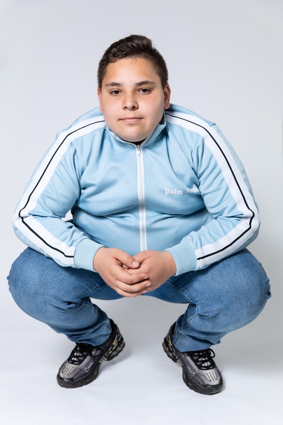 Wie Kinder unter Armut leiden: Sebastian, 13: "Wir haben eine Wohnung mit zwei Zimmern und sind zu fünft. Ich teile mir ein Zimmer mit meiner Schwester, sie ist 12. Ich hätte schon gern mehr Privatsphäre. Mein Vater arbeitet auf dem Bau. Mir tut er leid, weil er oft so kaputt nach Hause kommt. Ab und zu fragt er, was willst du haben? Er sagt, warte noch ein bisschen, wir kaufen es dir." Sebastian, 13: "Wir haben eine Wohnung mit zwei Zimmern und sind zu fünft. Ich teile mir ein Zimmer mit meiner Schwester, sie ist 12. Ich hätte schon gern mehr Privatsphäre. Mein Vater arbeitet auf dem Bau. Mir tut er leid, weil er oft so kaputt nach Hause kommt. Ab und zu fragt er, was willst du haben? Er sagt, warte noch ein bisschen, wir kaufen es dir."