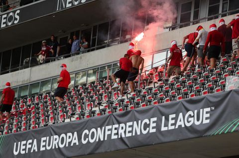 Fans des 1. FC Köln zünden im Stadion des OGC Nizza eine Leuchtfackel