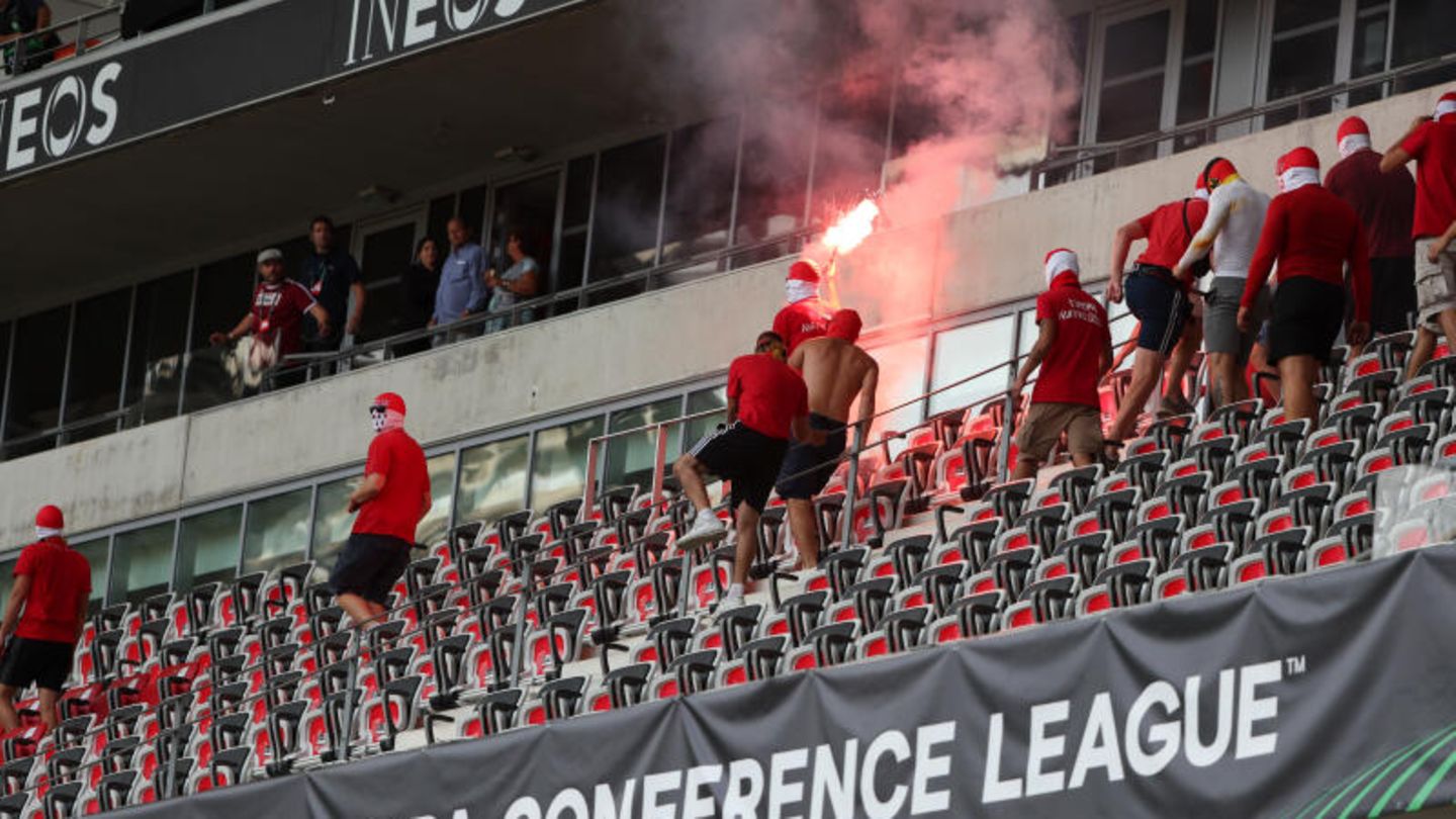 Fans des 1. FC Köln zünden im Stadion des OGC Nizza eine Leuchtfackel