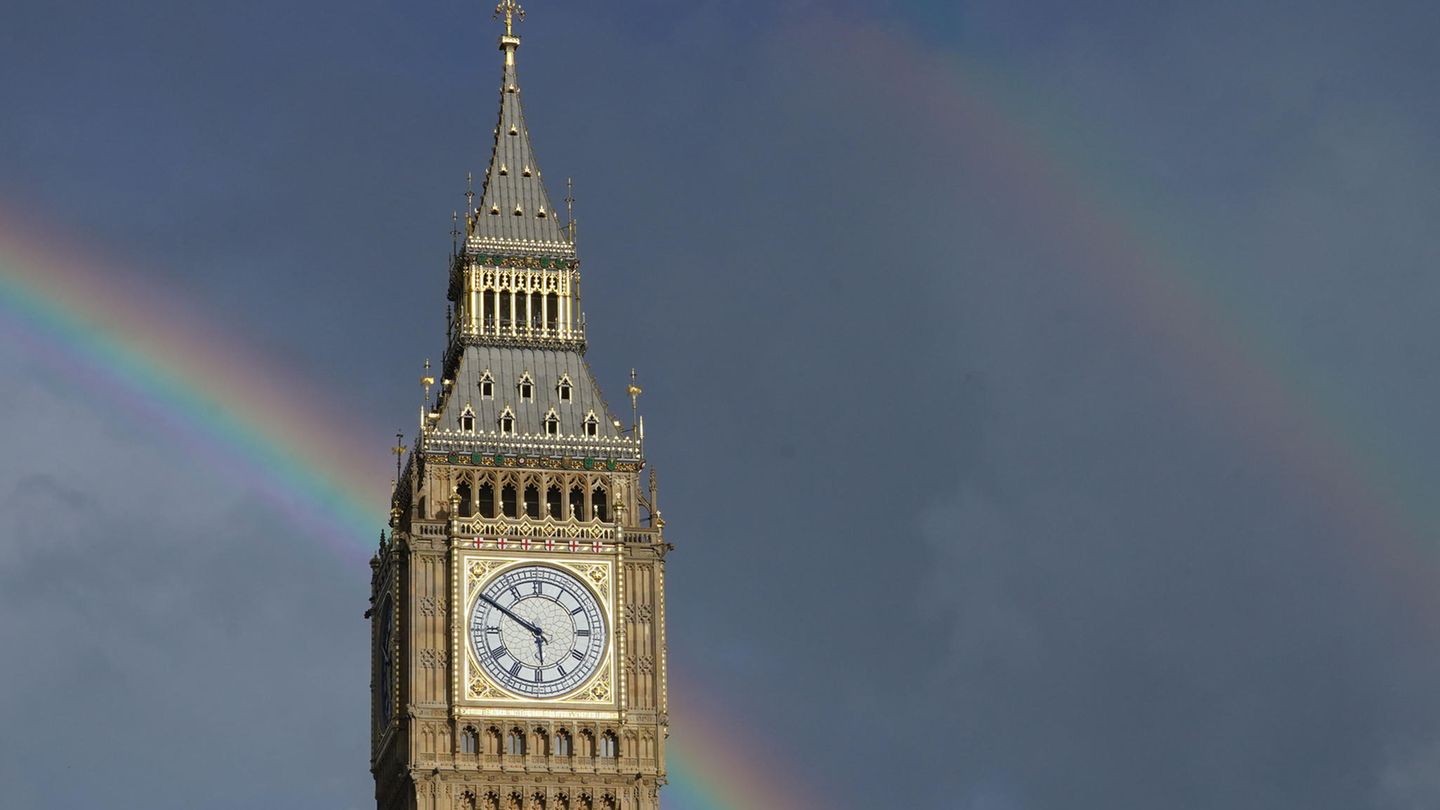 Letzter Gruß einer Lichtgestalt? Ein Regenbogen im Hintergrund des Elizabeth Tower