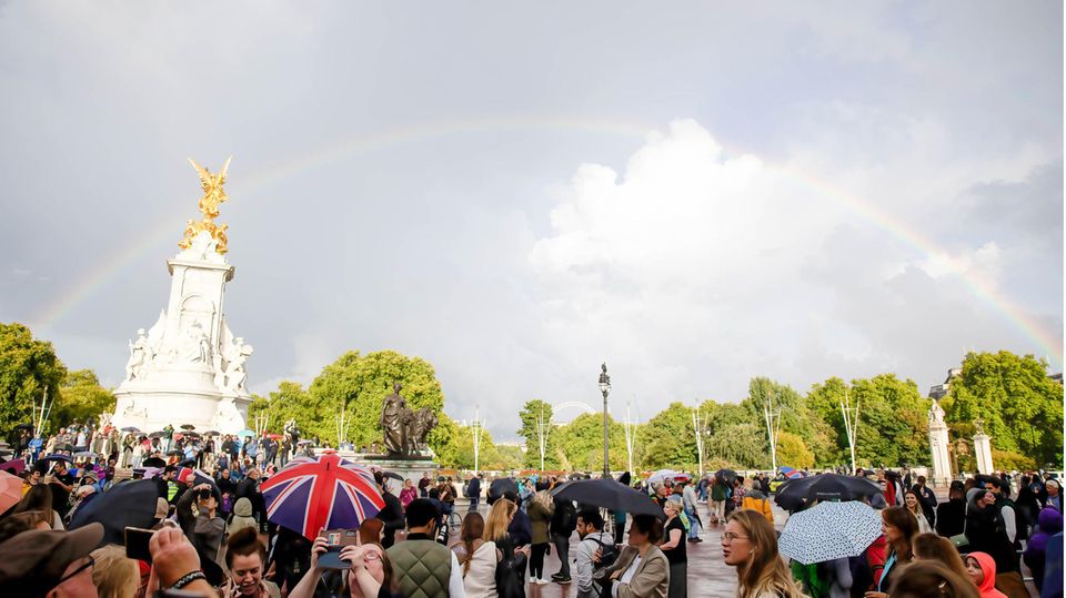 Doppelter Regenbogen über dem Vorplatz des Buckingham Palace