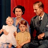 Queen Elizabeth II. mit ihrem Ehemann Prinz Philip und ihren beiden Kindern Prinz Charles und Prinzessin Anne.