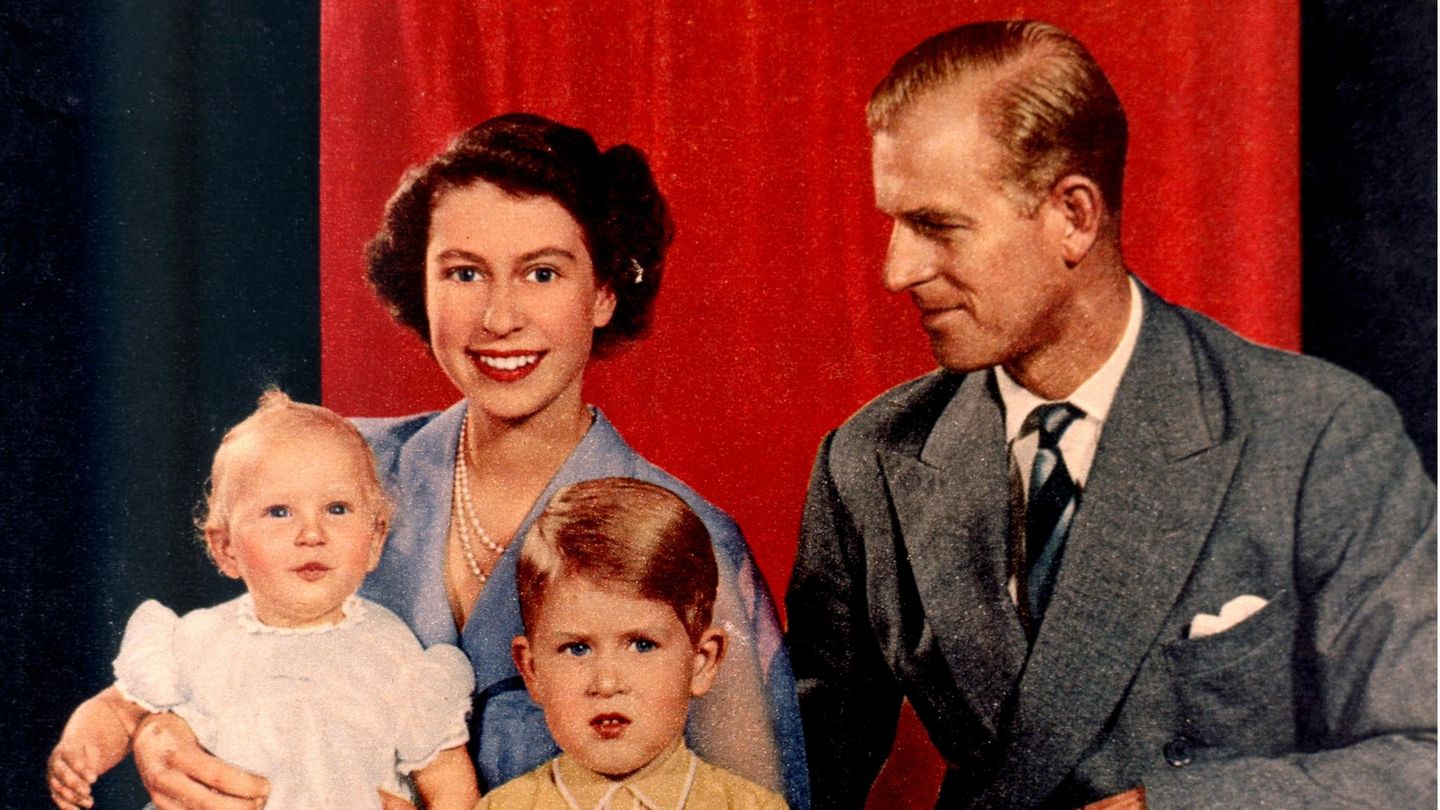 Queen Elizabeth II. mit ihrem Ehemann Prinz Philip und ihren beiden Kindern Prinz Charles und Prinzessin Anne.