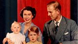 Queen Elizabeth II. mit ihrem Ehemann Prinz Philip und ihren beiden Kindern Prinz Charles und Prinzessin Anne.