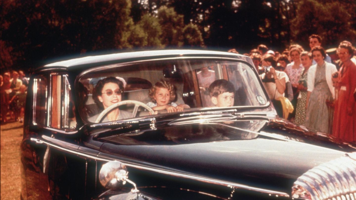 Queen Elizabeth II. fährt mit ihren beiden ältesten Kindern, Prinz Charles und Prinzessin Anne, Auto.