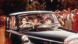 Queen Elizabeth II. fährt mit ihren beiden ältesten Kindern, Prinz Charles und Prinzessin Anne, Auto.