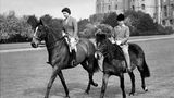 Queen Elizabeth II. reitet mit ihrem ältesten Sohn Prinz Charles aus.
