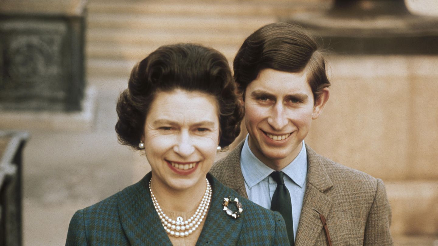 Queen Elizabeth II. mit ihrem ältesten Sohn Prinz Charles.
