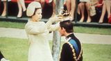 Queen Elizabeth II. krönt ihren ältesten Sohn Prinz Charles.