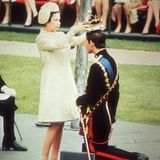 Queen Elizabeth II. krönt ihren ältesten Sohn Prinz Charles.