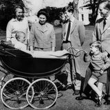 Die britische Königsfamilie lächelt im Jahr 1965 in die Kamera.