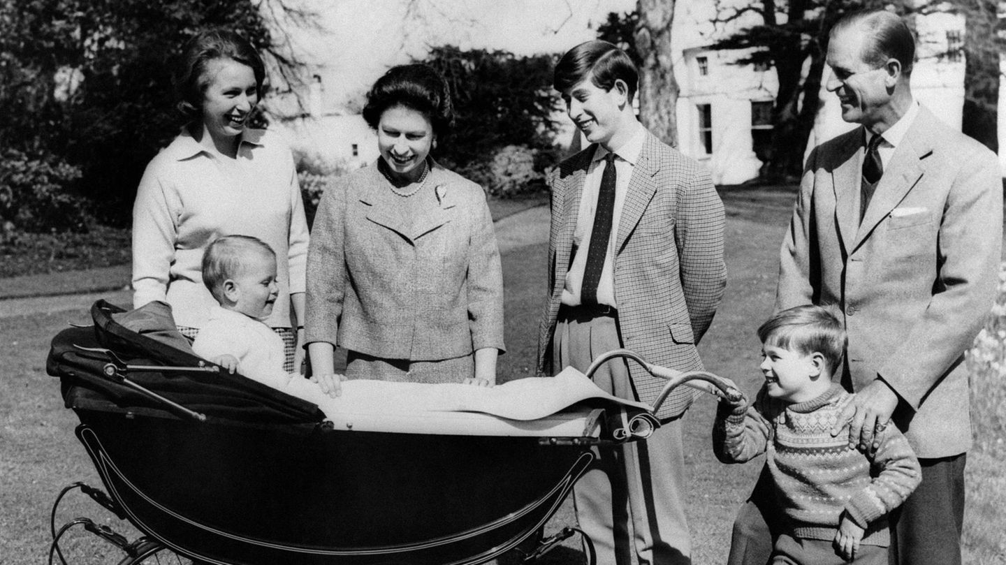 Die britische Königsfamilie lächelt im Jahr 1965 in die Kamera.