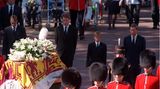 Prinzessin Diana stirbt am 31. August 1997 nach einem schweren Autounfall im Pariser Krankenhaus Pitié-Salpêtrière. Das ganze Königreich trauert