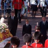 Prinzessin Diana stirbt am 31. August 1997 nach einem schweren Autounfall im Pariser Krankenhaus Pitié-Salpêtrière. Das ganze Königreich trauert