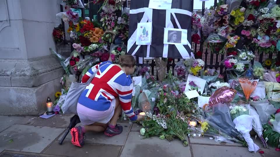 Britischen Monarchin: Blumen, Kerzen und Trauerkarten – Abschied von der Queen
