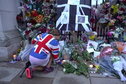 Britischen Monarchin: Blumen, Kerzen und Trauerkarten – Abschied von der Queen