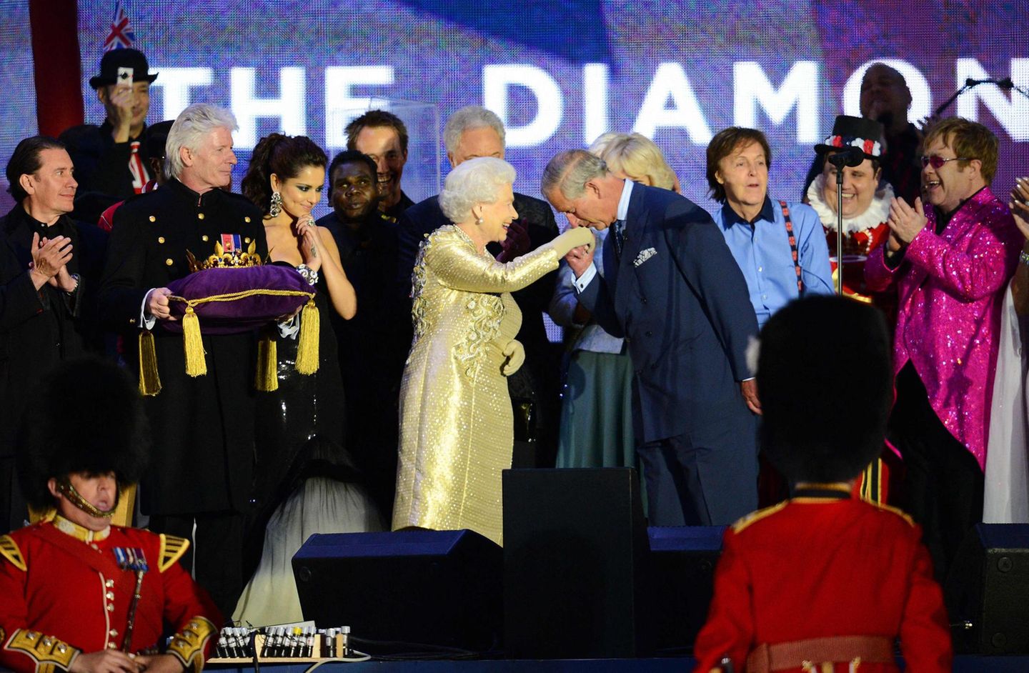 Charles küsst die Hand von Queen Elizabeth II.