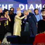 Charles küsst die Hand von Queen Elizabeth II.