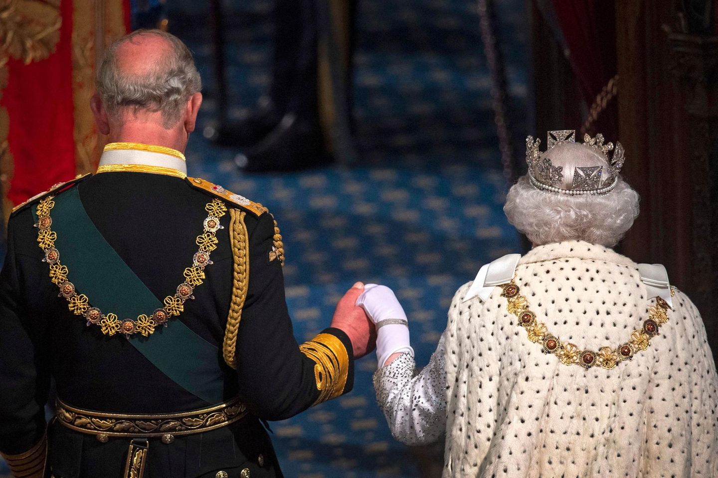 Charles hält die Hand seiner Mutter, Queen Elizabeth II.