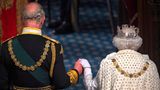 Charles hält die Hand seiner Mutter, Queen Elizabeth II.
