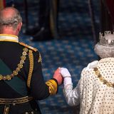 Charles hält die Hand seiner Mutter, Queen Elizabeth II.