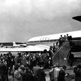 2. Mai 1952: Mit einem Flug von London nach Johannesburg beginnt das Düsenzeitalter in der Zivilluftfahrt  Elizabeth II. ist noch nicht offiziell gekrönt, aber nach dem Tod ihres Vaters Georg VI. bereits seit drei Monaten britische Königin, als sich das erste Düsenverkehrsflugzeug der Welt, die de Havilland DH 106 Comet, auf dem Londoner Flughafen zum Abflug bereit macht. Ziel der für 36 Passagiere ausgelegten Maschine der britischen Fluggesellschaft BOAC ist Johannesburg in Südafrika. Der Flug des Tiefdeckers mit vier Ghost-Strahltriebwerken markiert den Beginn des Düsenzeitalters in der zivilen Luftfahrt. Mit ihrer Geschwindigkeit von 800 km/h verkürzt die Comet die Reisedauer auf die Hälfte und fliegt dabei vibrationsfrei und ruhig. Ihren Namen hat sie von ihrem Konstrukteur, dem berühmten englischen Flugzeugbauer Geoffrey de Havilland.