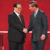 1. Juli 1997: Ein Händedruck beendet 156 Jahre britischer Kolonialherrschaft in Hongkong  Chinas Präsident Jiang Zemin und der britische Thronfolger Prinz Charles als Vertreter von Königin Elisabeth II. besiegeln in der Nacht zum 1. Juli den "Handover" Hongkongs an die Volksrepublik. Mit dem Händedruck im Hongkonger Kongresszentrum enden 156 Jahre britischer Kolonialherrschaft in der Stadt.  Nach der Rückgabe soll Hongkong eigentlich unter dem Grundsatz "Ein Land, zwei Systeme" regiert werden. Auch bekommen die Bürgerinnen und Bürger die Zusage, bis 2047 ein "hohes Maß an Autonomie" und viele politische Freiheiten genießen zu können. 25 Jahre später ist davon jedoch kaum noch etwas übrig. Nach anhaltenden Protesten gegen die Regierung führt Peking 2020 ein strenges Sicherheitsgesetz in der Finanzmetropole ein und schlägt die Demokratiebewegung nieder. Mithilfe von Verhaftungen, Wahlrechts- und Bildungsreformen sowie der Auflösung liberaler Medien und zivilgesellschaftlicher Organisationen ist China dabei, Hongkong in das diktatorische System des Festlandes einzugliedern.